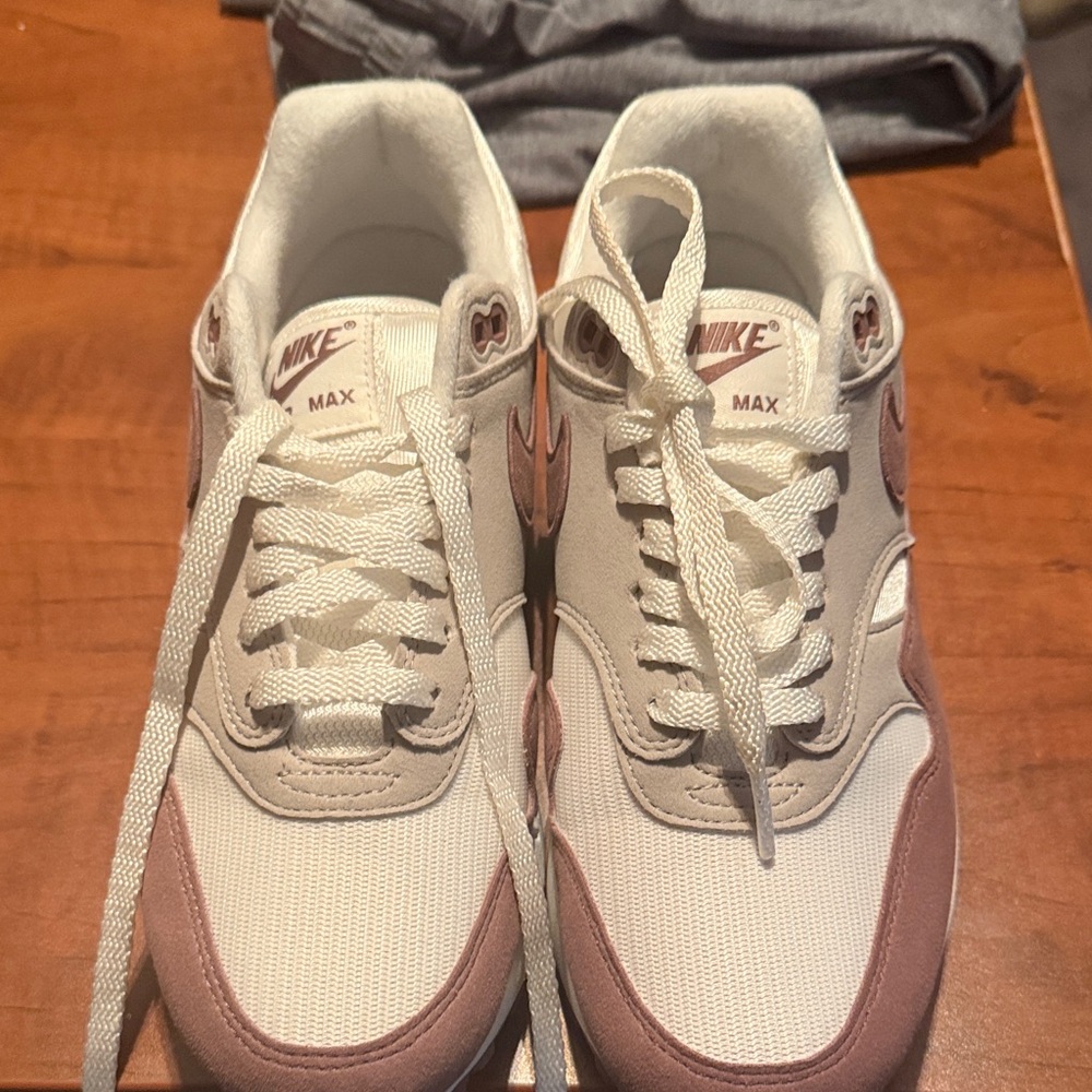 Nike Air Max White and mauve sneakers